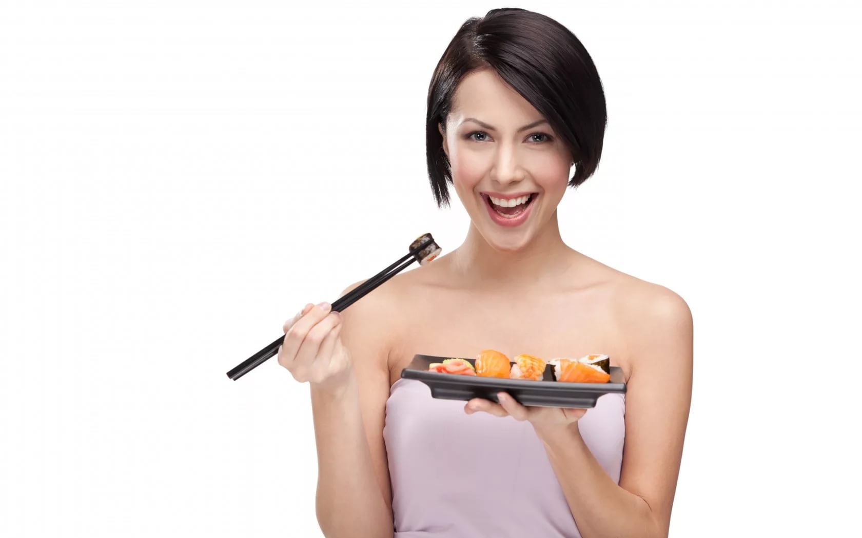 Девушка есть суши. Девушка с роллами. Девушка с едой. Девушка ест роллы. Суши на девушке.