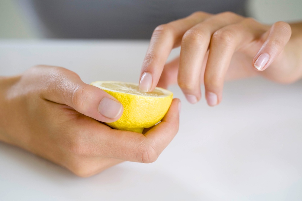 Лимон – эффективное и недорогое средство для здоровья и красоты ногтей