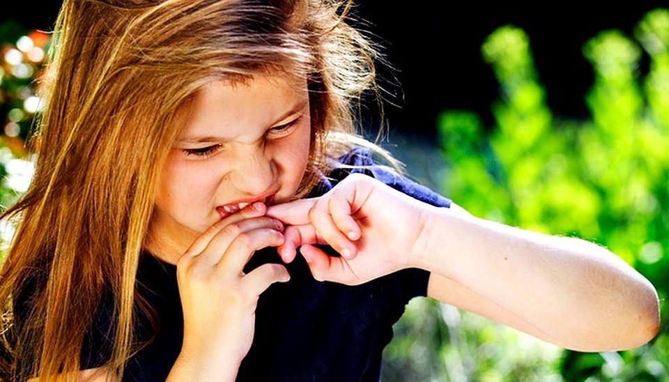 Ребёнок грызёт ногти как отучить и причины: советы психолога, фото