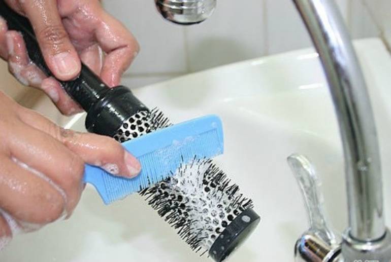 Как очистить мочалку от волос