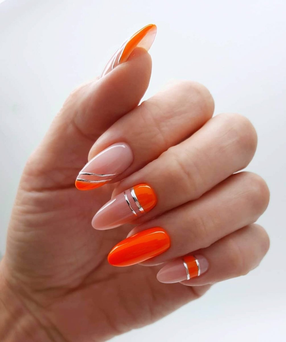 Оранжевый френч на миндалевидных ногтях