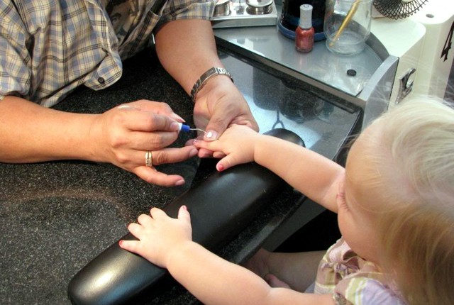 Можно детям наращивать ногти. Детский маникюр. Салон маникюра для детей. Наращивание ногтей гелем ребенку. Детский маникюр в салоне как делать.