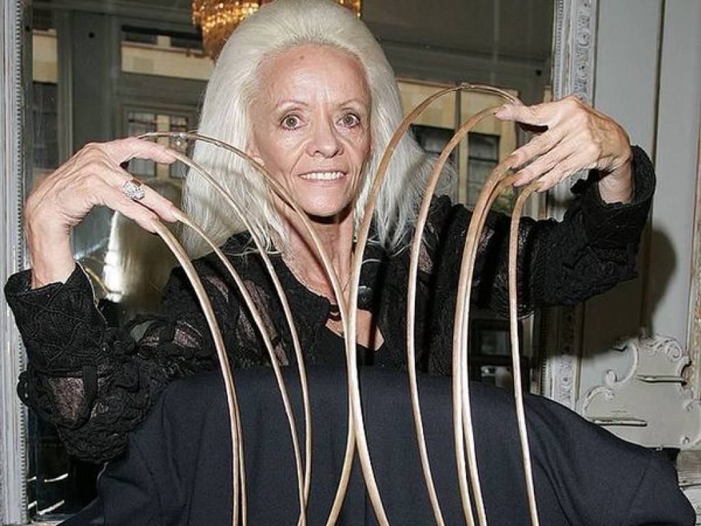 Самые длинные ногти в мире (фото людей с длинными ногтями)