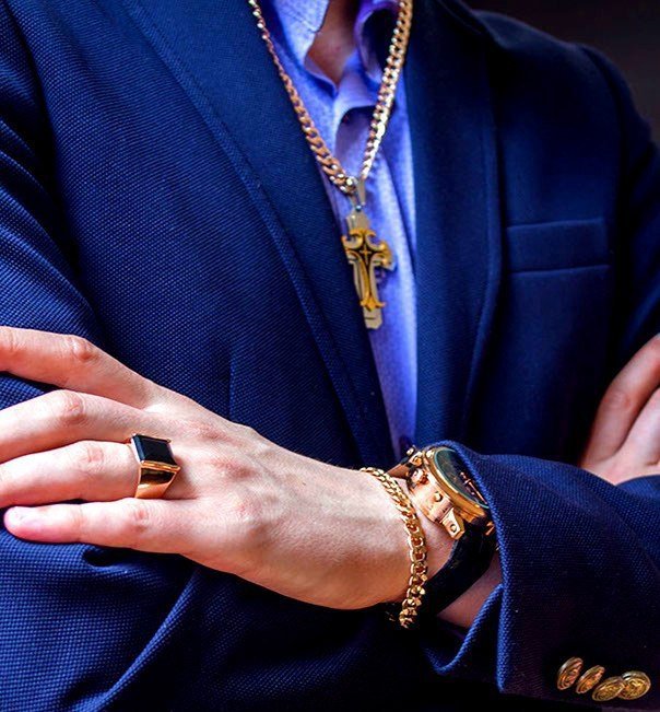 Золотое кольцо на мужской руке