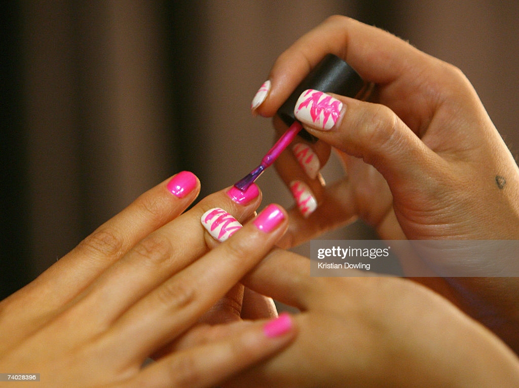 Как красиво накрасить ногти в домашних условиях: правила безупречного маникюра
