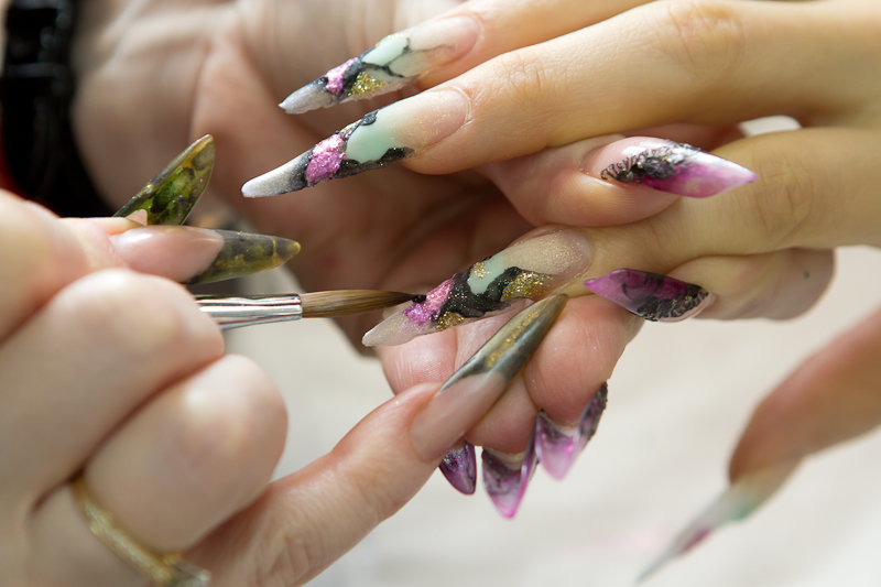 Наращивание ногтей: основные плюсы и минусы