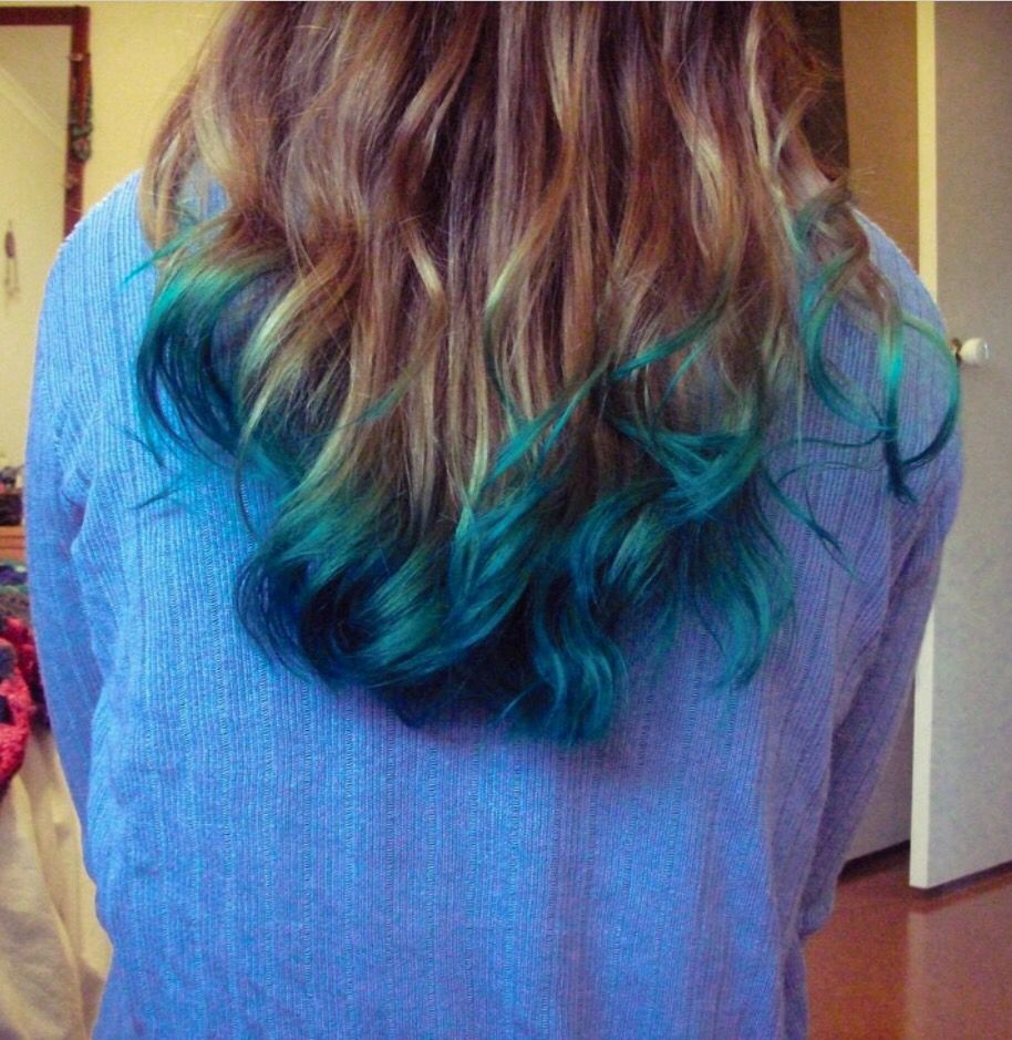 Зеленые концы. Синие концы волос. Синие кончики на русых волосах. Голубые кончики волос. Цветные кончики на русых волосах.
