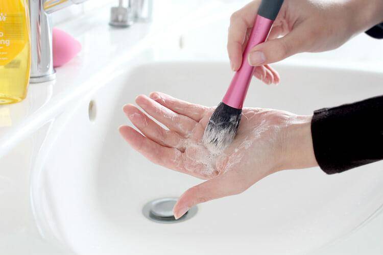 Как мыть и дезинфицировать кисти для макияжа дома