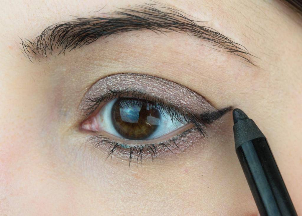 7 способов как пользоваться белым карандашом для глаз