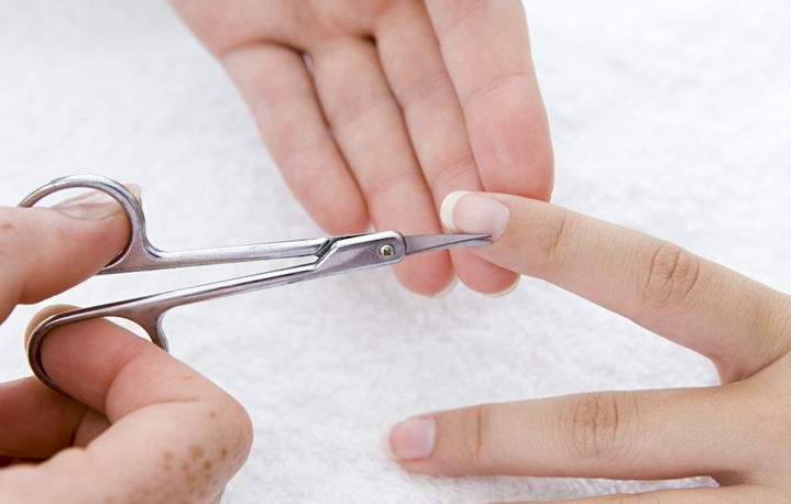 Как правильно держать маникюрные ножницы при стрижке ногтей