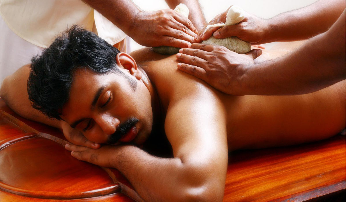Ntr massage. Индийский аюрведический массаж. Массаж тела. Массаж классический индийская. Индусы массажисты.