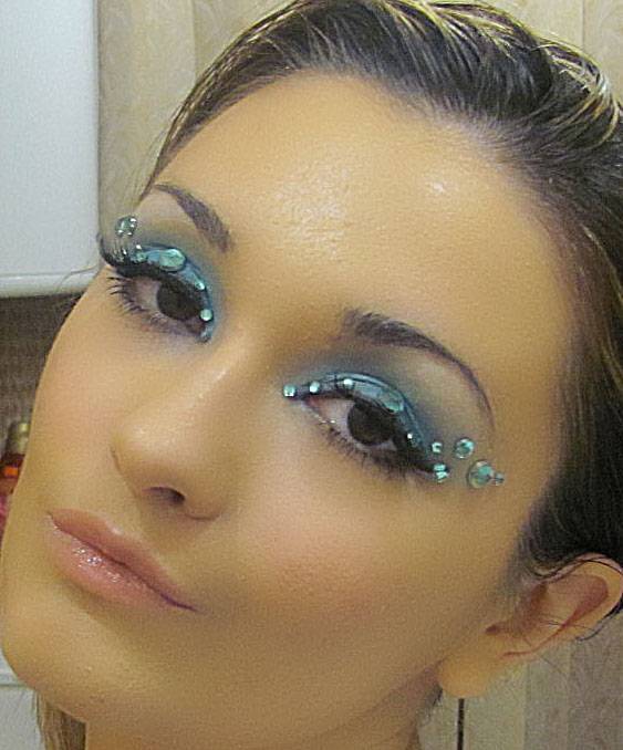 Как прикрепить стразы на лицо. макияж со стразами, создаем “драгоценный” makeup. стразы на губах