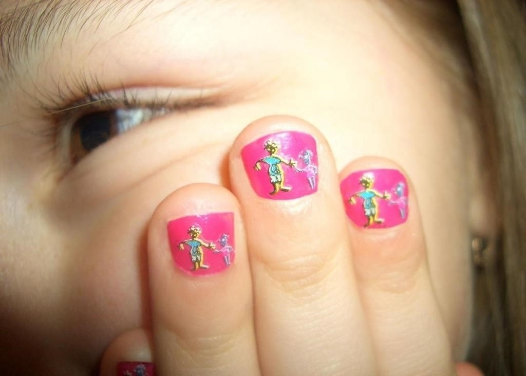 Можно ли в школу с ногтями. Детские ногти. Красивый маникюр для детей. Маникюр на короткие ногти для детей. Детский маникюр на коротких ногтях.