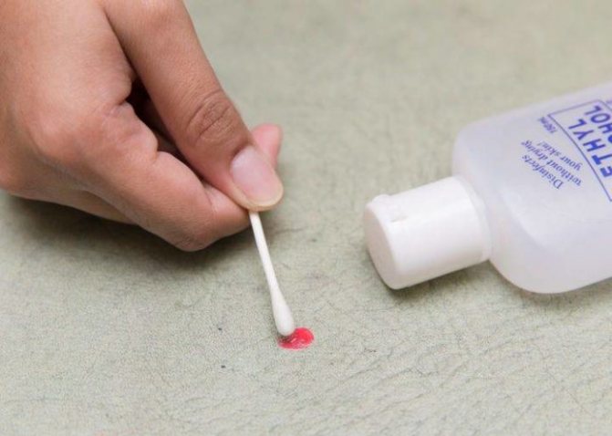 8 способов отстирать лак для ногтей с одежды, не испортив её