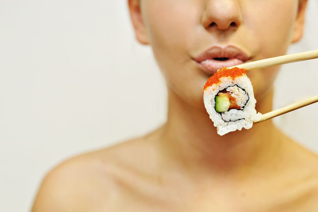 Девушка есть суши. Девушка с роллами. Фотосессия с роллами. Роллы и люди. Девушка ест суши.