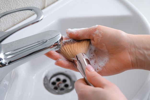 Как очистить кисть для тонального крема: общие правила