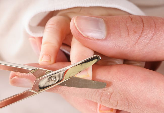 Правила и особенности стрижки ногтей новорожденному ребенку. как подстричь в первый раз? - наш детеныш
