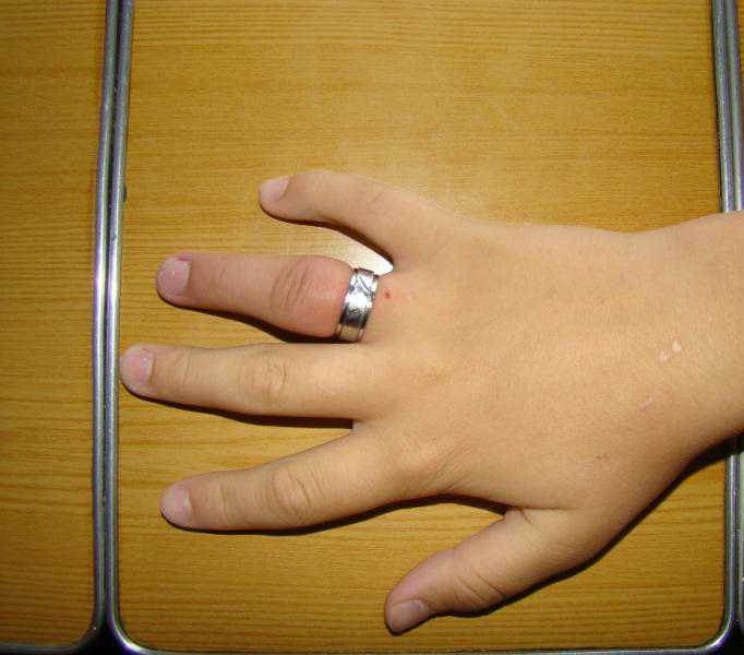 Плотный снять. Кольцо на пальце. Толстое обручальное кольцо.