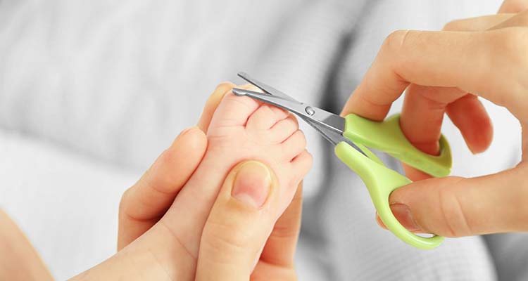 Когда можно стричь ногти новорожденному ребенку?