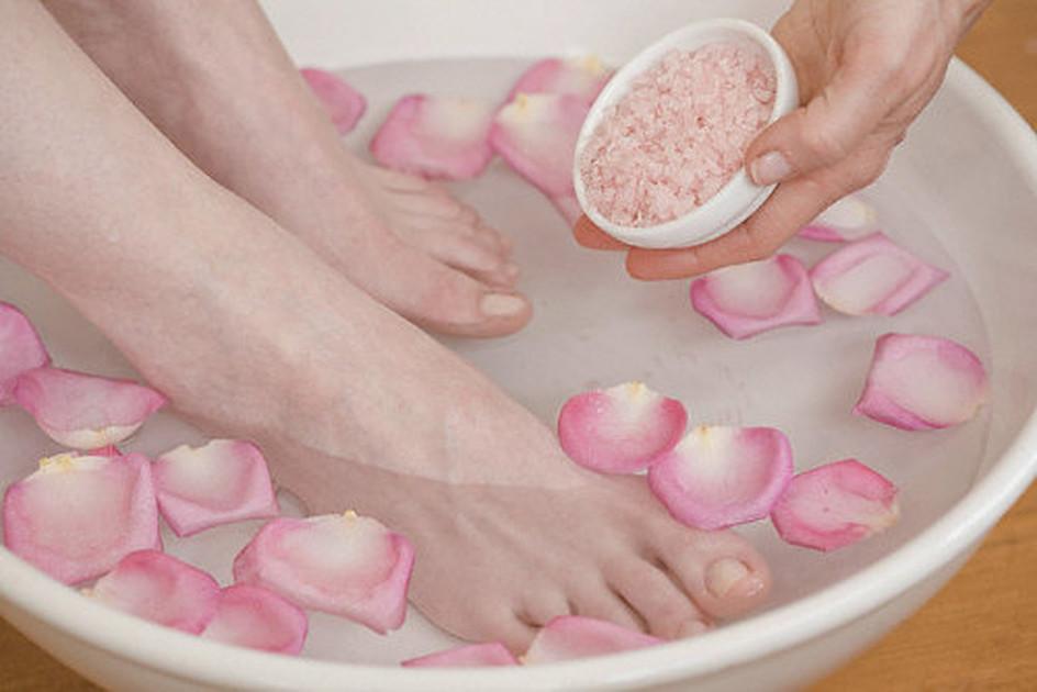 Лечение грибка ногтей на ногах с помощью ванночек