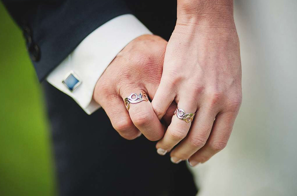 Мужское кольцо на пальце