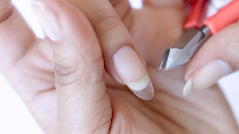 Эксперт рассказала о тонкостях самостоятельного снятия наращенных ногтей