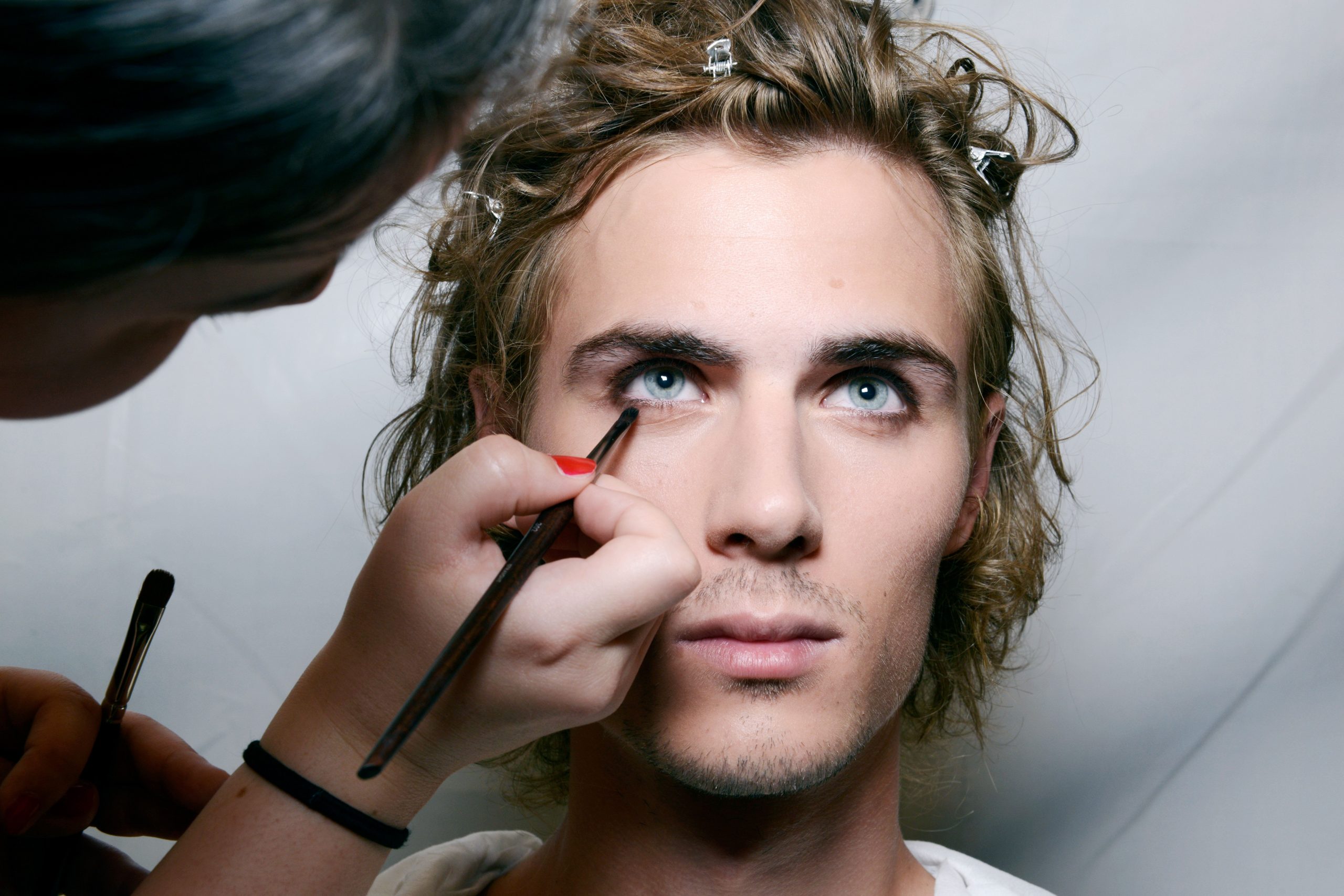 Как сделать мужской макияж: видео и фотопримеры