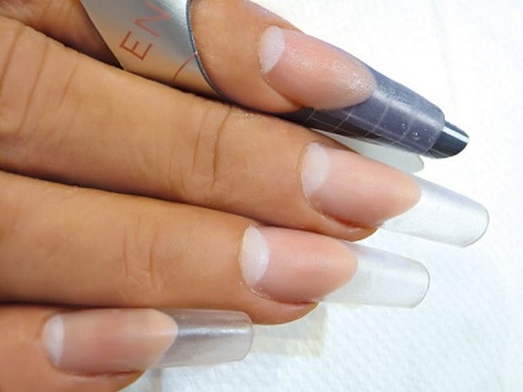 Наращивание ногтей гелем или акрилом: что лучше?