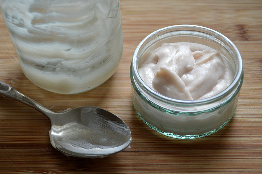 Как сделать домашний омолаживающий крем: рецепты для лица и рук