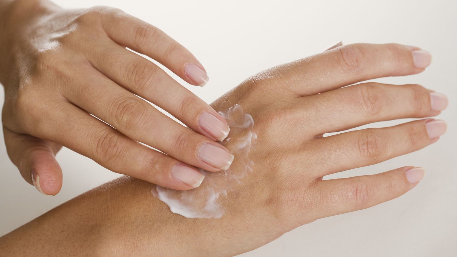 4 причины, почему опасно мазать лицо кремом для рук - cosmetic trends
