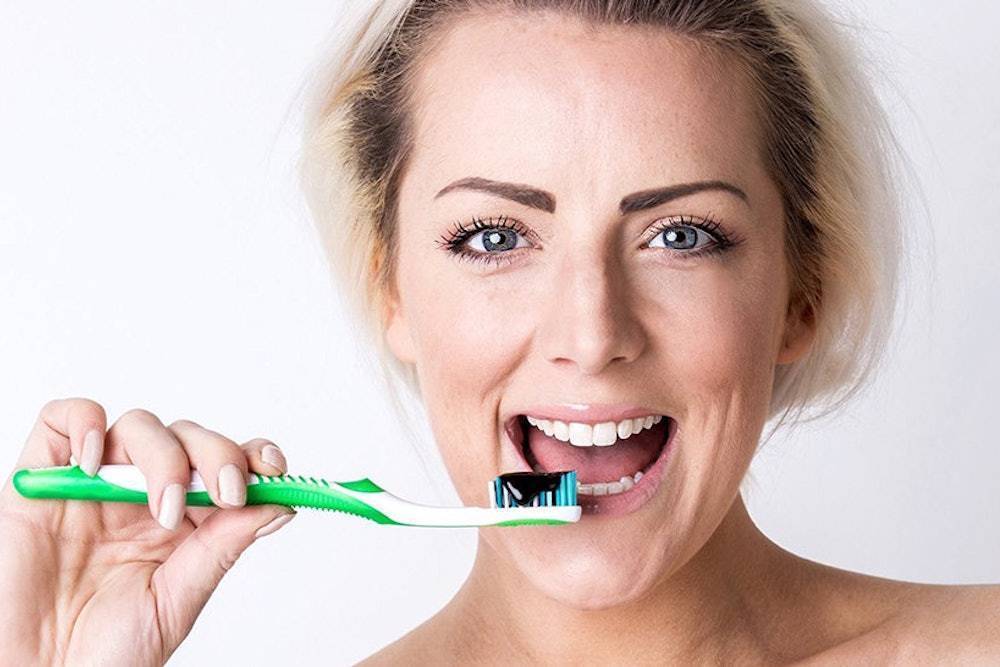 Отбеливание зубов активированным. Отбеливание зубов. Девушка чистит зубы. Активированный уголь для чистки зубов.