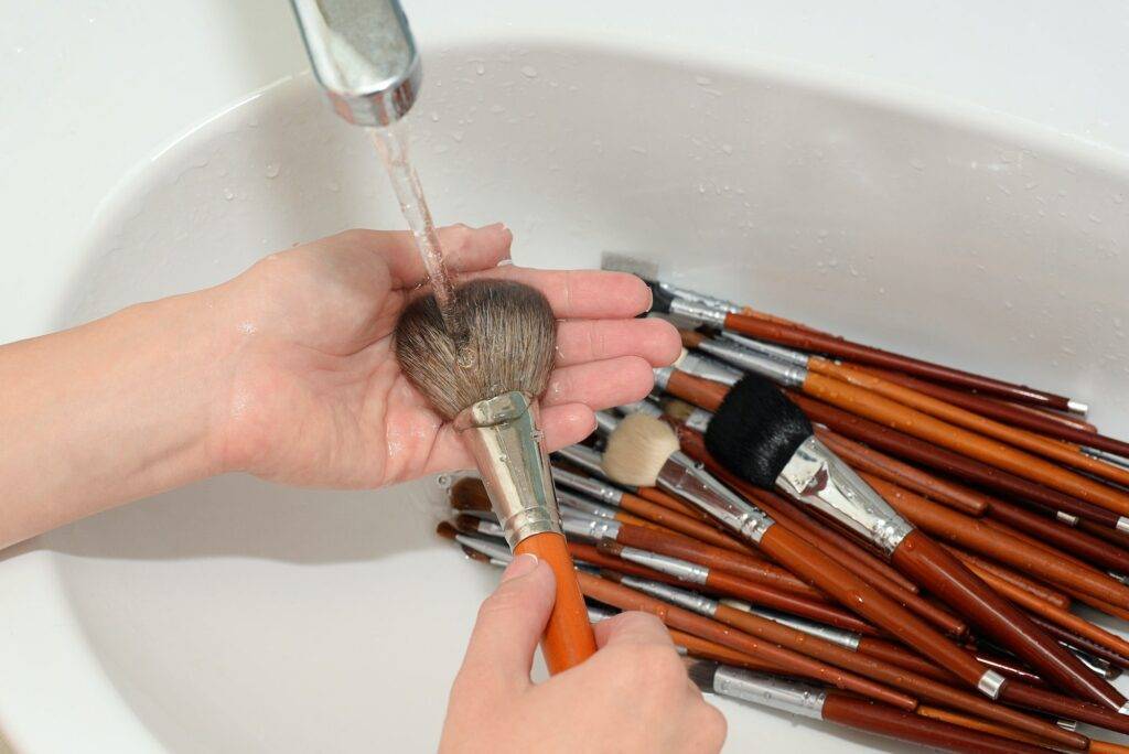 Как правильно мыть кисти для макияжа после работы с ними и нужна ли вообще чистка?