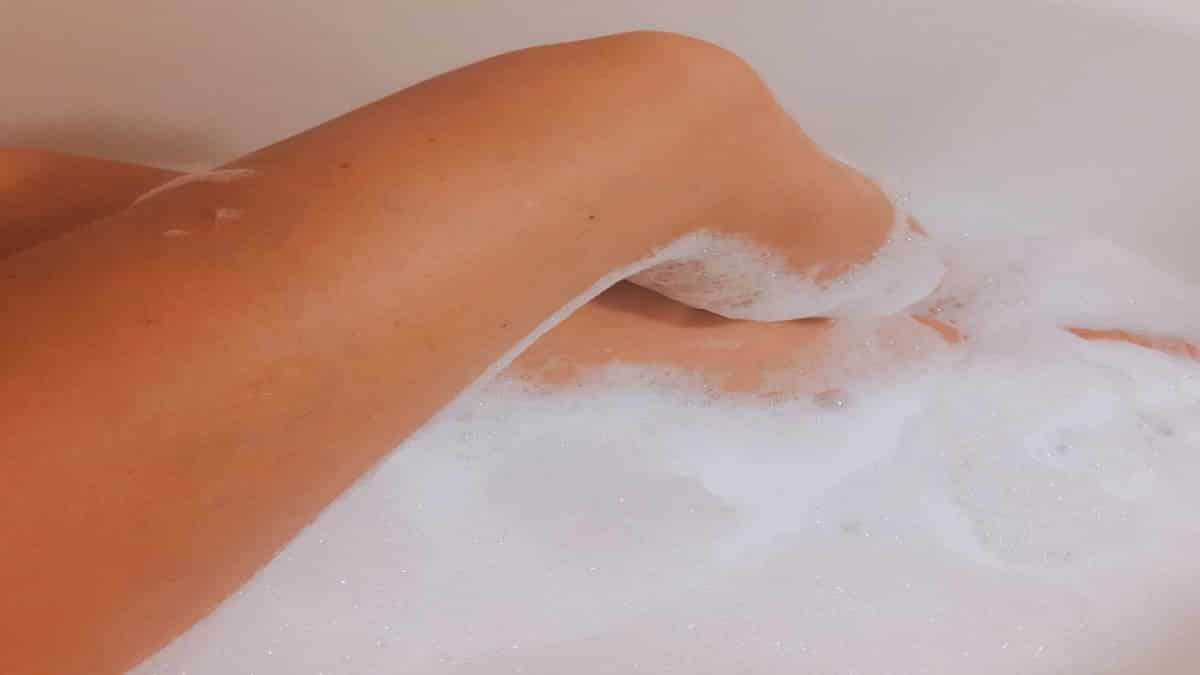 Ноги в ванне с пеной. Ножки в ванне с пеной. Ноги в ванной. Ноги девушки в ванне. Ванна для ног.