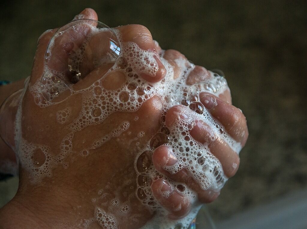 Как мыть руки правильно по санитарным нормам: инструкция и памятка от роспотребнадзор и воз