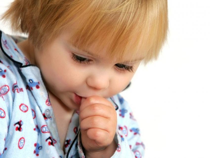 Причины, почему ребенок грызет ногти и совершает другие навязчивые действия
