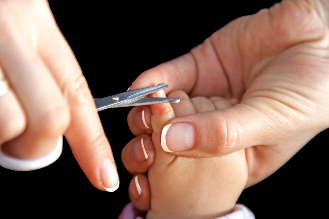 Когда можно начать стричь ногти младенцу, и как это делать правильно? ~