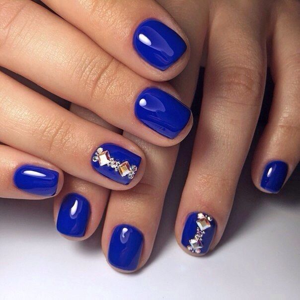 Яркий дизайн ногтей в синем цвете