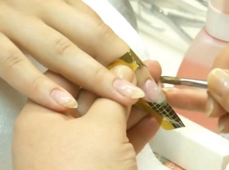 Процедура наращивания ногтей акрилом