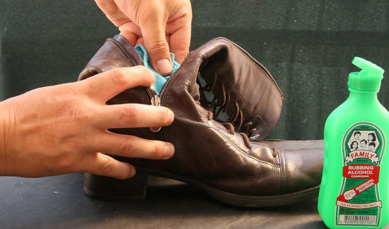 Обработка обуви от грибка ногтей: дезинфекция в домашних условиях спреем против запаха и иными средствами, и чем дезинфицировать, как обеззаразить и очистить изделия?