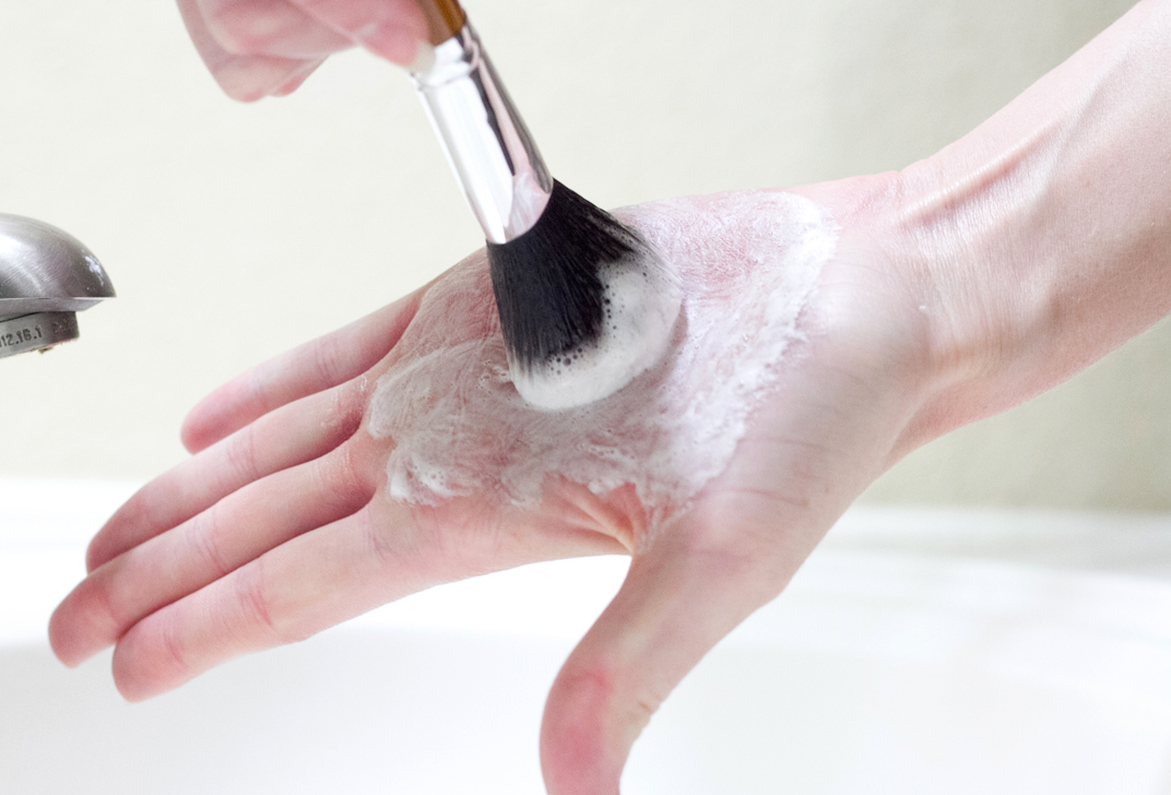 Чем и как мыть косметические кисти для макияжа