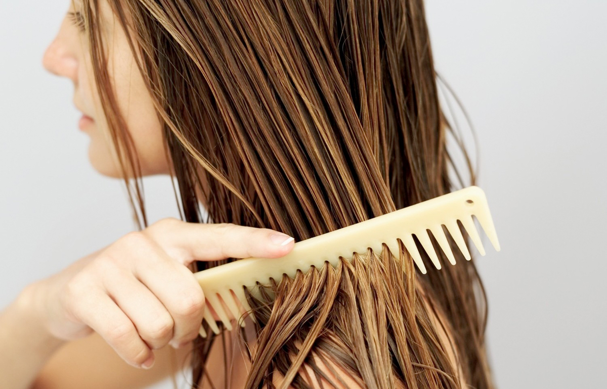 Какими расческами лучше расчесывать мокрые волосы