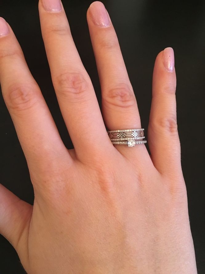 Кольцо на правом безымянном пальце