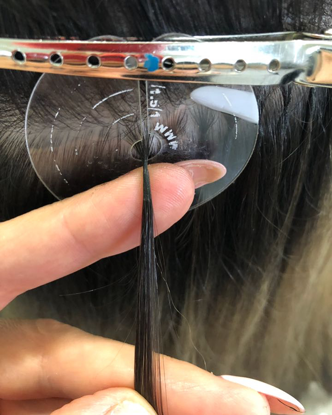 Наращивание волос: виды процедуры и их процесс проведения, безопаснее ленточный или капсульный метод