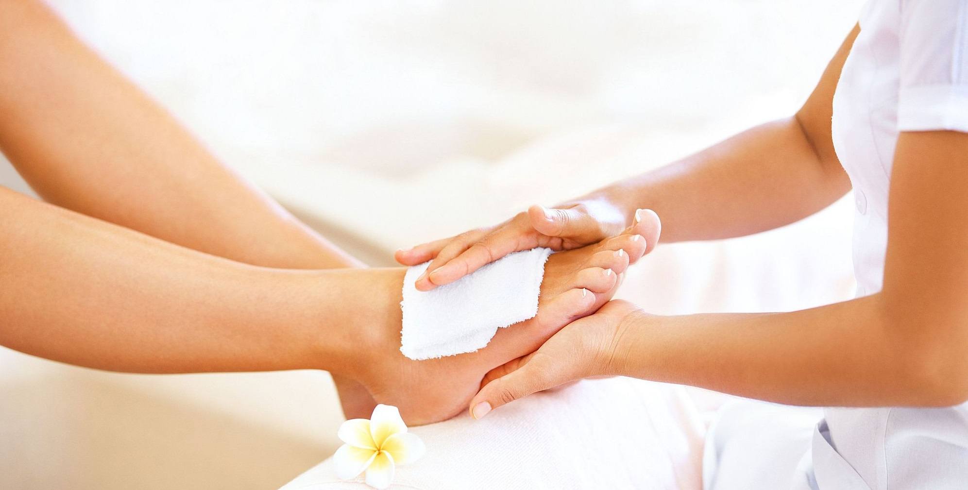 Как делать массаж лежачему больному: особенности, приемы, противопоказания