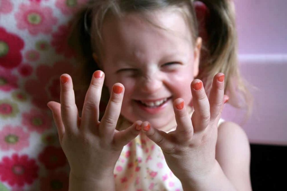 Простые способы как отучить ребенка грызть ногти