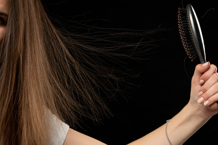 Эффективные способы спасти волосы от электризации | legkomed.ru