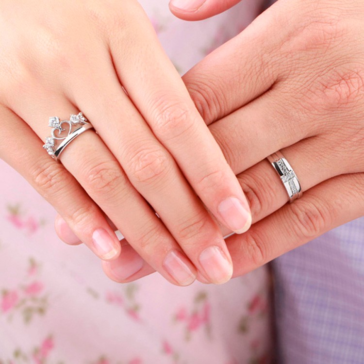 Красивые обручальные кольца на пальцах