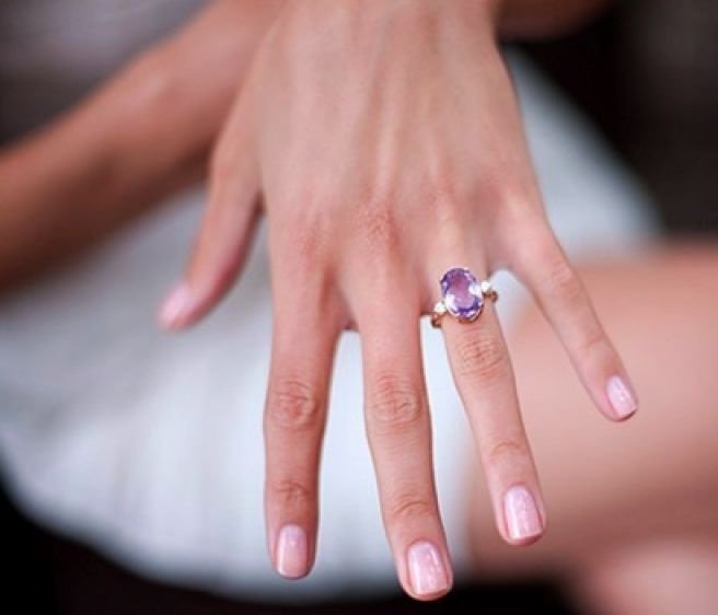 Два кольца на одной руке у женщины