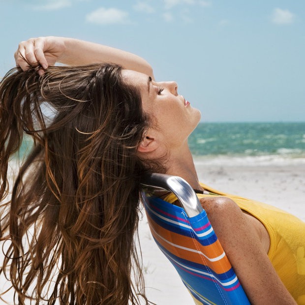 Средства защиты волос от солнца: 12 лучших солнцезащитных средств