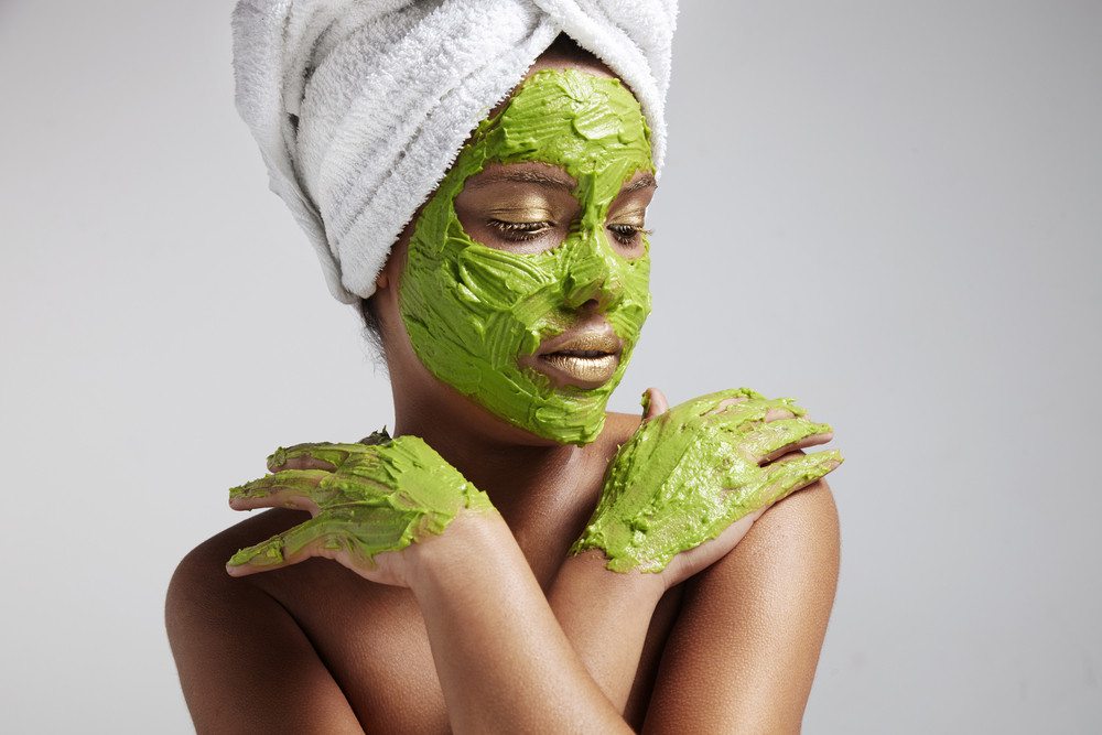 Маски для лица андроид. Маска для лица. Девушка с зеленой маской на лице. Маска для лица косметическая. Девушка в косметической маске.